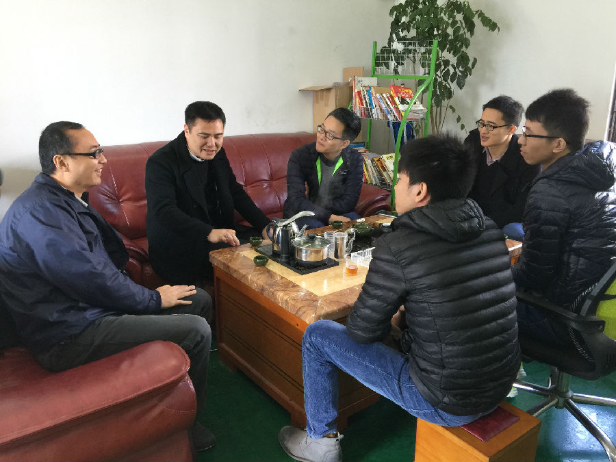 廖世宏接待学院教师参观.jpg